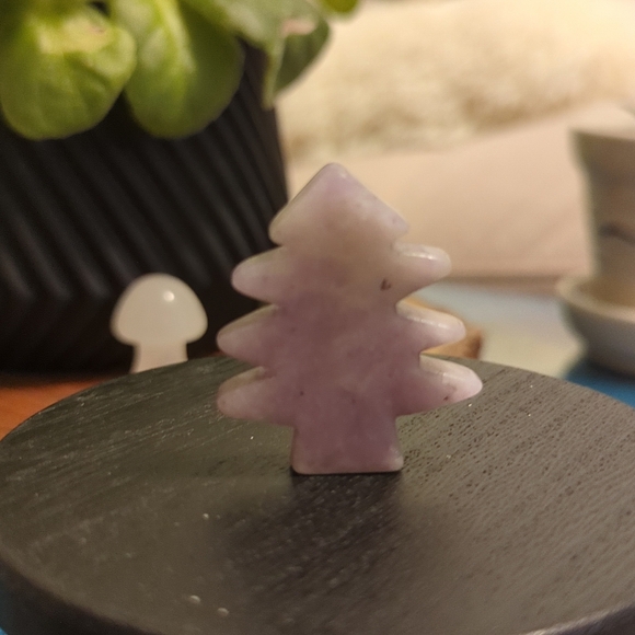 Amethyst Carved Christmas Tree - Picture 1 of 3